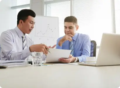 Team bespricht Berichte und Auswertungen im Meeting